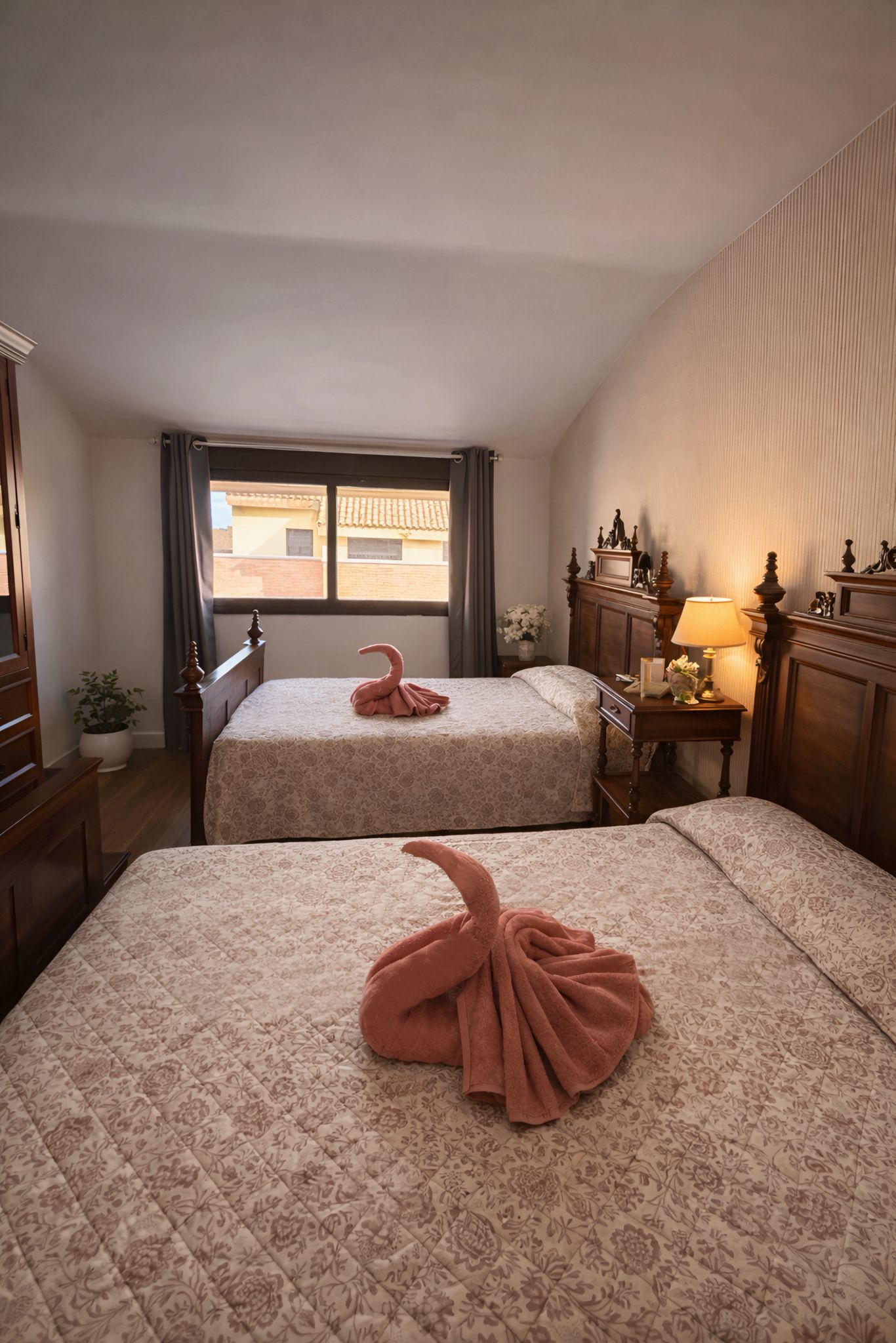 Vista completa del dormitorio doble con baño