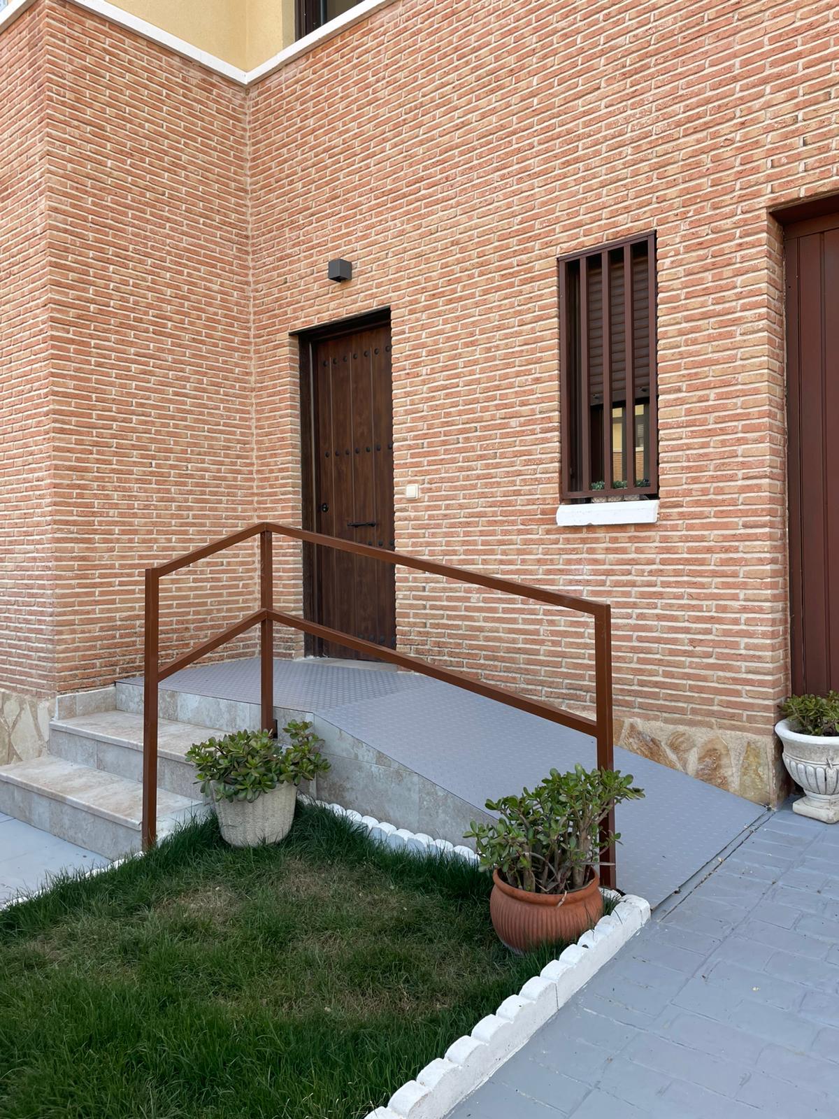 Entrada principal con patio